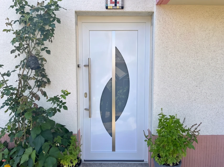 Entrée de maison contemporaine, façade extérieure en crépi blanc