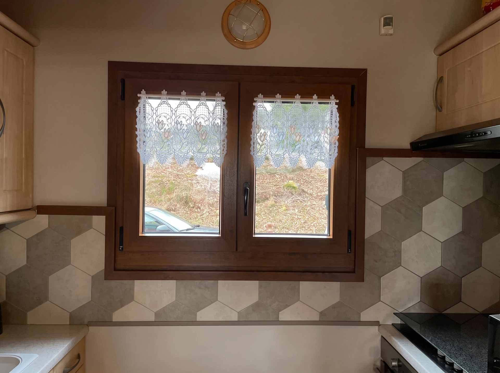 Intérieur d'un chalet en bois clair, vue en contre-plongée