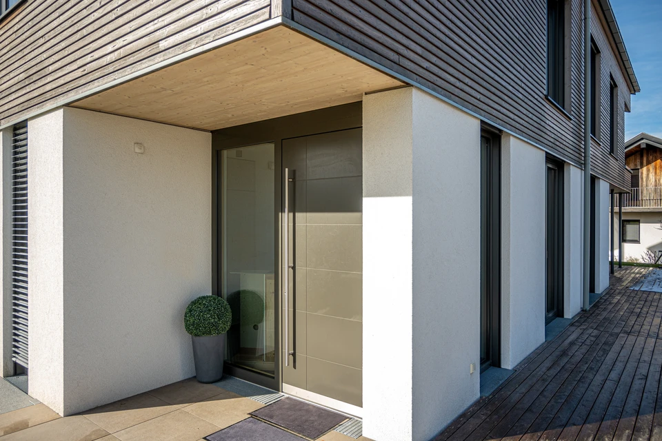 Entrée d'immeuble résidentiel, extérieur urbain