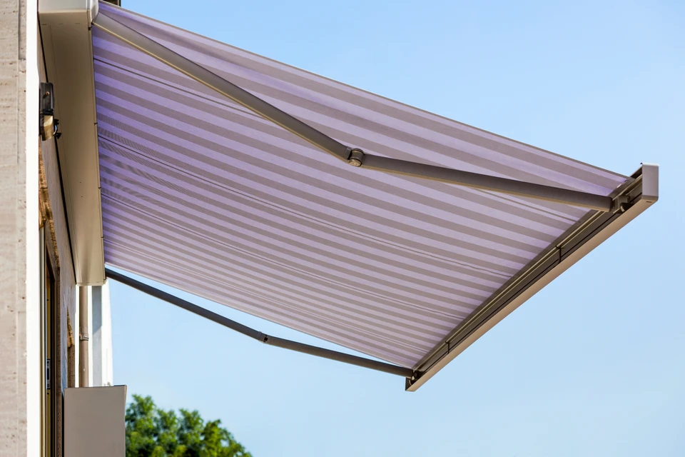Façade extérieure d'une maison avec porte de garage sectionnelle en acier, coloris anthracite RAL 7016, à lames horizontales lisses
