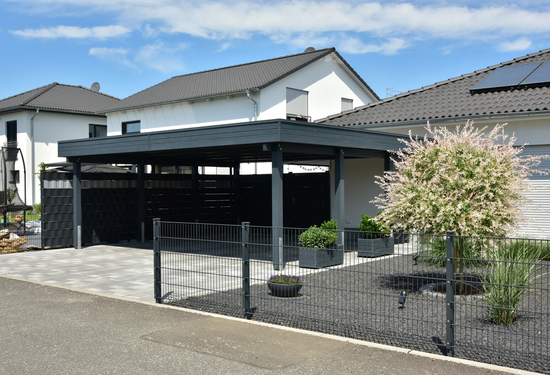 Pergola bioclimatique avec lames orientables en aluminium blanc installée sur terrasse extérieure