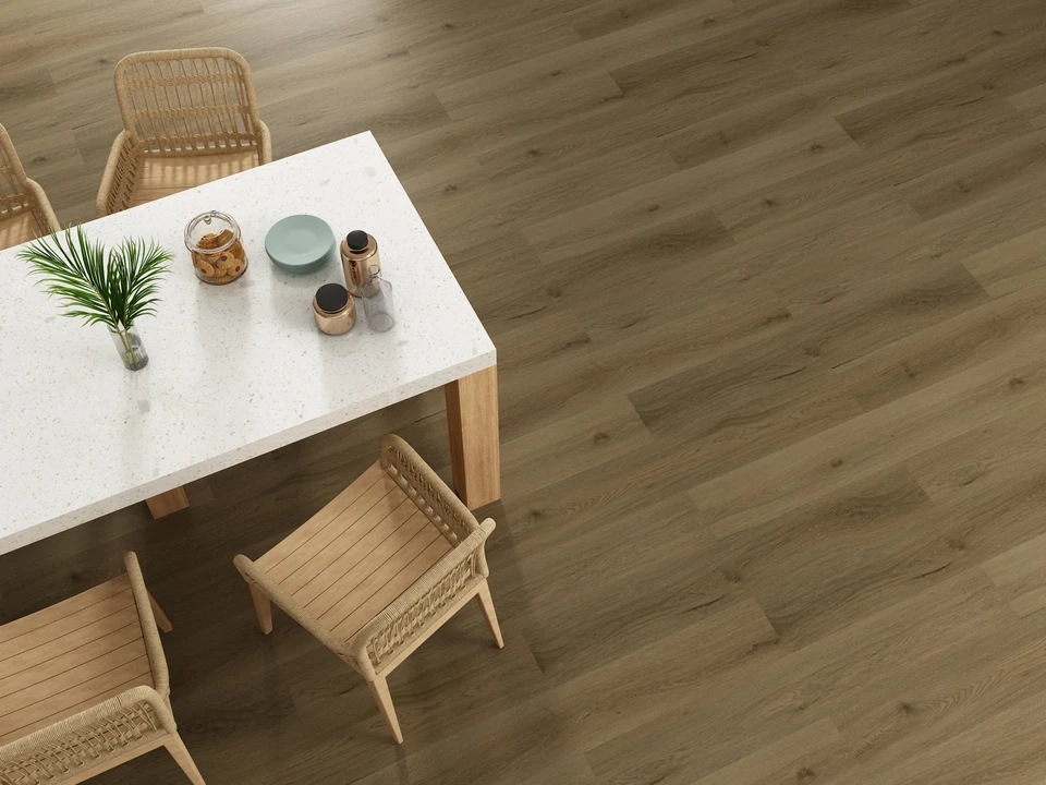 Intérieur d'un chalet en bois clair, vue en contre-plongée