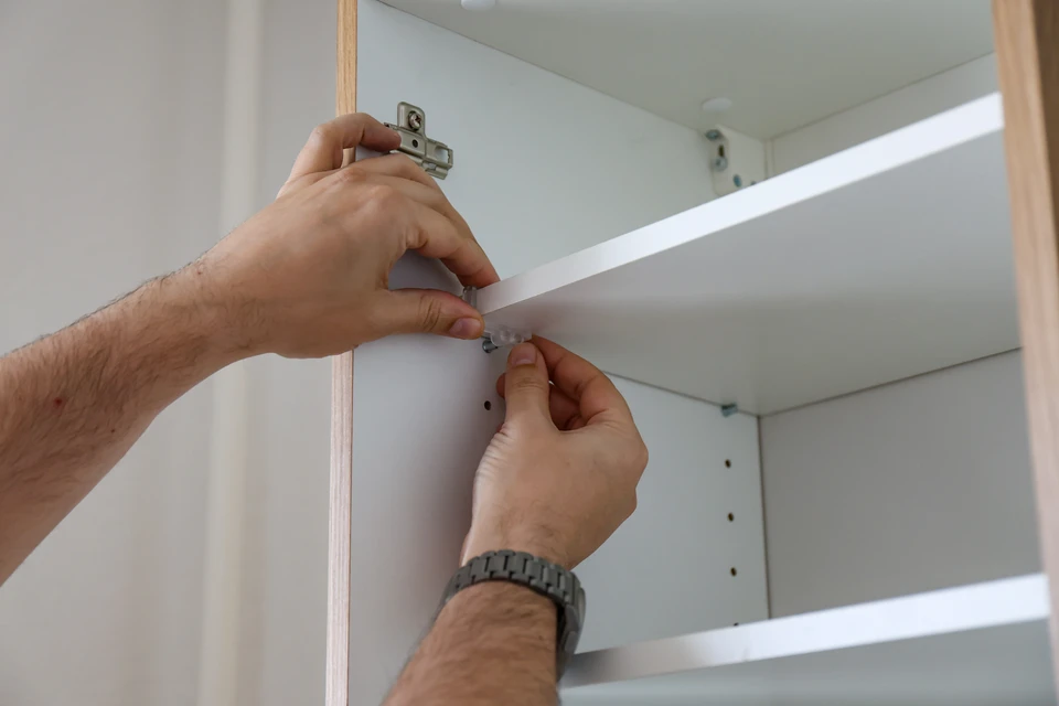 Façade extérieure d'un garage avec porte double battante en PVC blanc