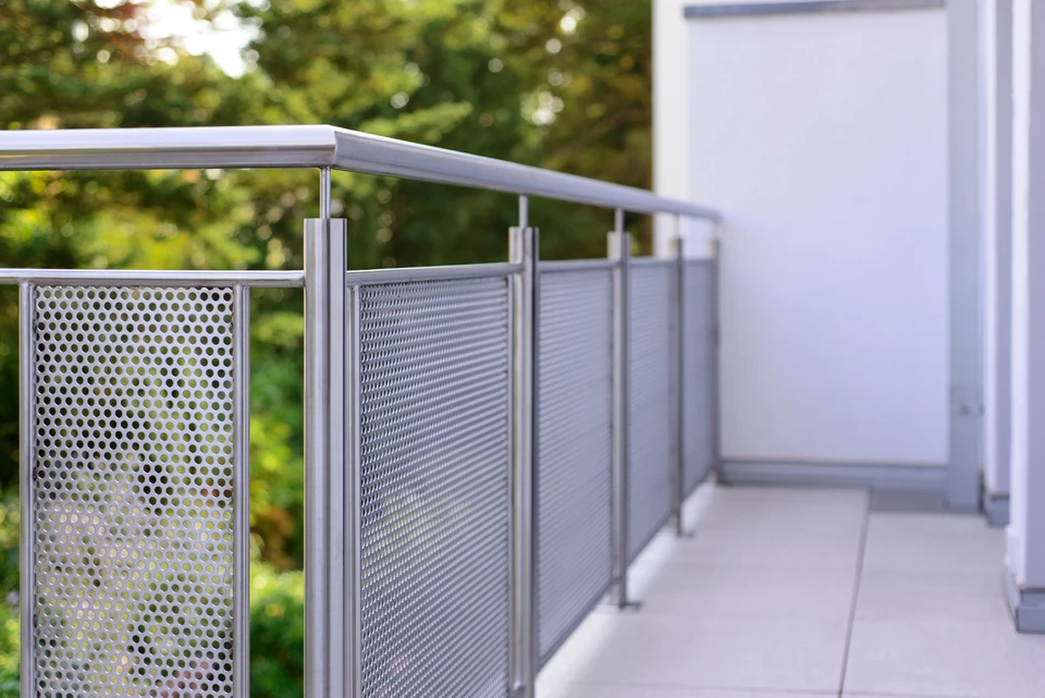 Terrasse extérieure moderne avec pergola bioclimatique à lames orientables en aluminium anthracite, fixée en appui mural